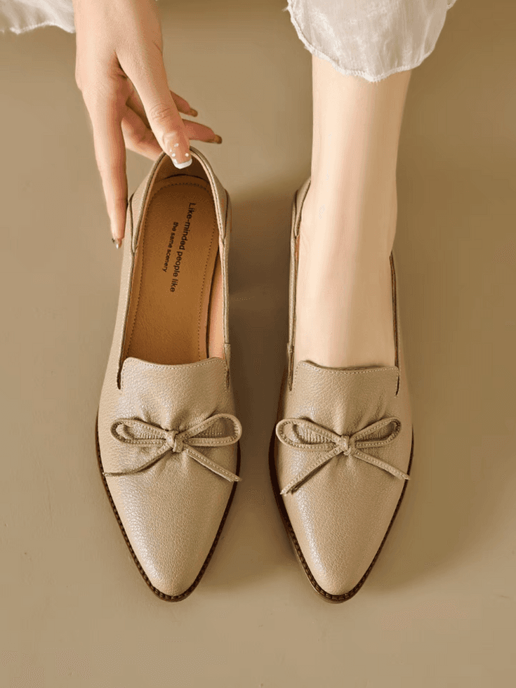 Ribbon embossed lambskin wood heel pointy shoes 2